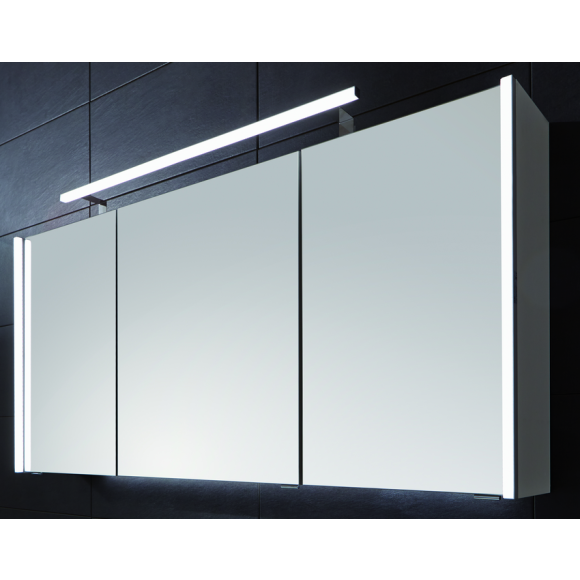 Puris Linea Spiegelschrank, 3 Türen, 2 seitliche LED-Beleuchtungsprofilen, 130 cm
