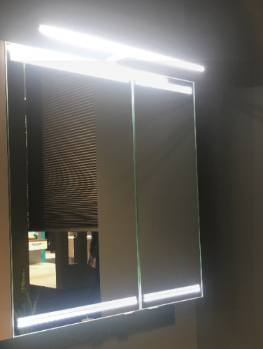 Spiegelschrank mit integrierter LED-Beleuchtung in den Türen, 70 cm